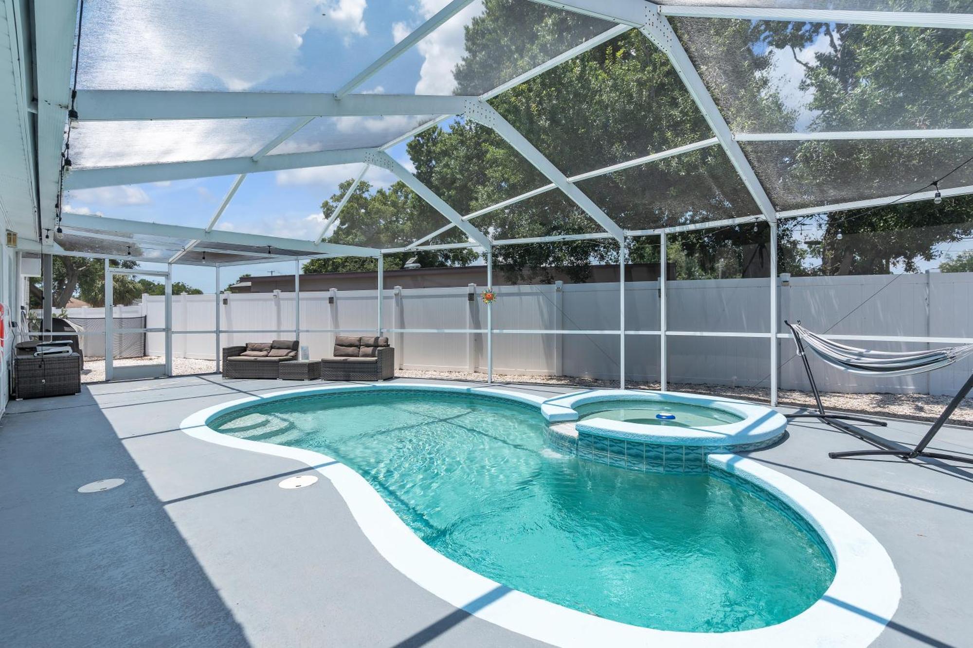 Stunning Modern Home In Tampa With Pool - Just 5 Minutes From Airport! Kültér fotó